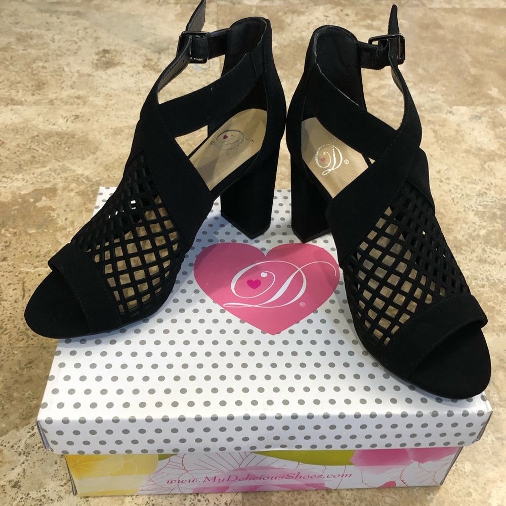 👠 NWT! DELICIOUS Peep Toe Block Heels in Black Faux Suede Diamond Cut Mesh - 7